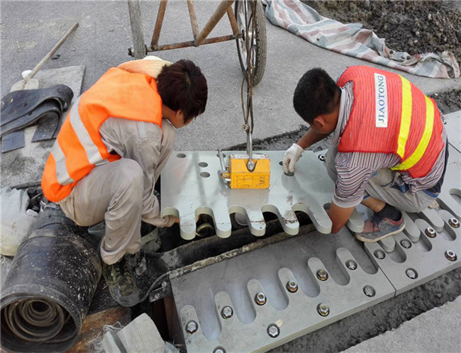 沪陕高速公路伸缩装置维修