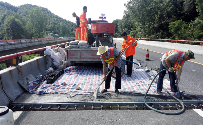 福银高速公路伸缩装置维修工程